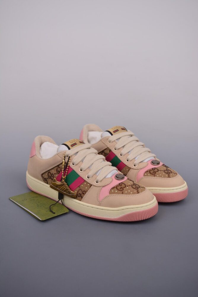 满天星, 板鞋, Gucci Distressed Screener sneaker, gucci - Gucci Distressed Screener sneaker古驰小脏鞋系列 官网同步 最新满天星礼盒全套包装
独家定制代购版 海外专供批次 
原厂订单 目前市面最强版本
高端零售海外实体专供 ‬混卖版 渠‮原道‬装
全身20几个细节点全部做到一致还原 吊打市面所有版本 
经典原型复古百搭做旧老爹板鞋
复古学院风 怀旧版 原版做旧  
右脚鞋侧嵌入NFC防伪芯片装置＋鞋盒标二唯码扫描 秒进官网  秒杀市面任何版本
原装意大利进口 里外全皮 
全套包装 全头层顶级软牛皮 广东代工出品 
原档原标原盒  随意对比任何版本YS
Size：35 36 37 38 39 40