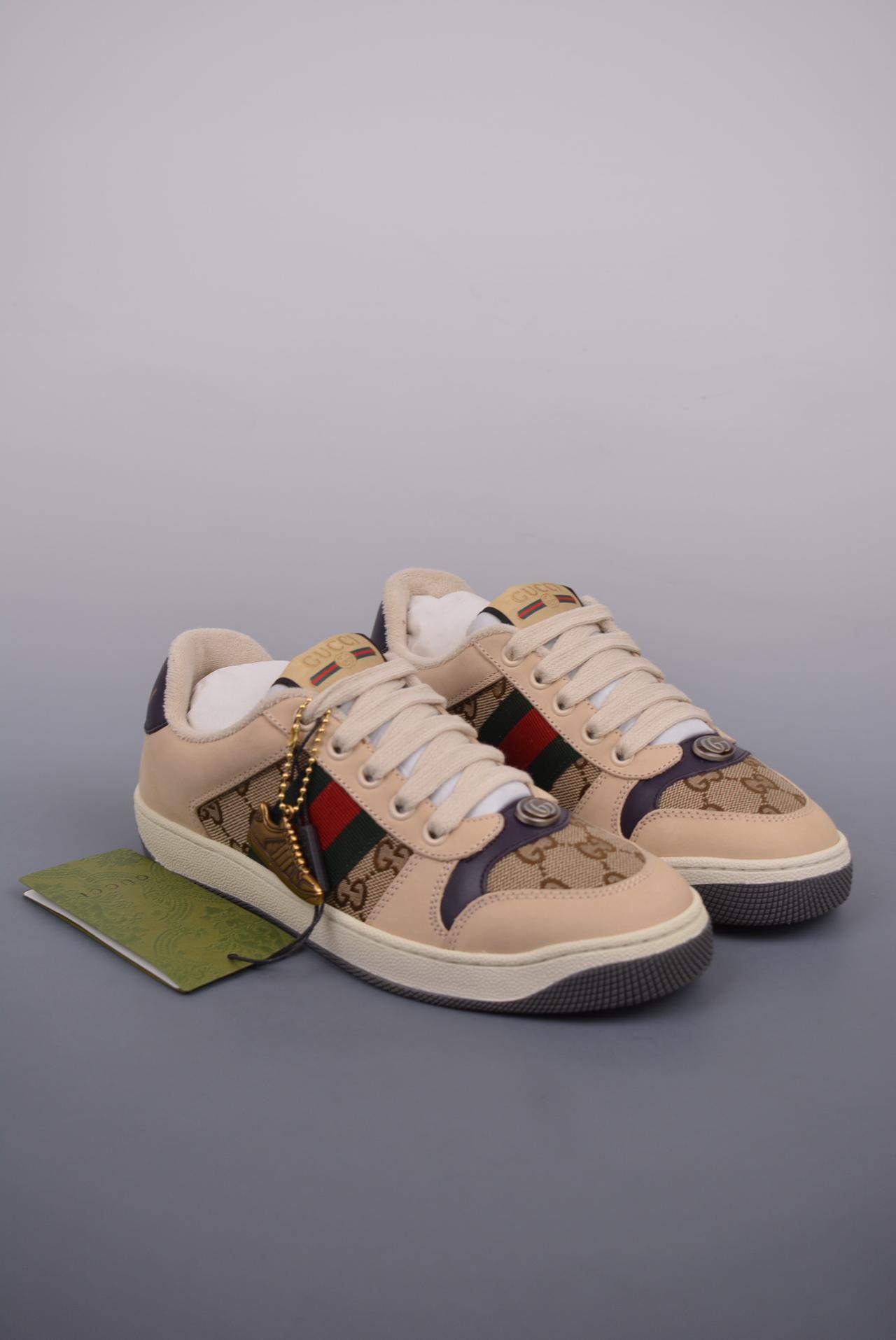 满天星, 板鞋, Gucci Distressed Screener sneaker, gucci - Gucci Distressed Screener sneaker古驰小脏鞋系列 官网同步 最新满天星礼盒全套包装
独家定制代购版 海外专供批次 
原厂订单 目前市面最强版本
高端零售海外实体专供 ‬混卖版 渠‮原道‬装
全身20几个细节点全部做到一致还原 吊打市面所有版本 
经典原型复古百搭做旧老爹板鞋
复古学院风 怀旧版 原版做旧  
右脚鞋侧嵌入NFC防伪芯片装置＋鞋盒标二唯码扫描 秒进官网  秒杀市面任何版本
原装意大利进口 里外全皮 
全套包装 全头层顶级软牛皮 广东代工出品 
原档原标原盒  随意对比任何版本YS
Size：35 36 37 38 39 40 41 42 43 44