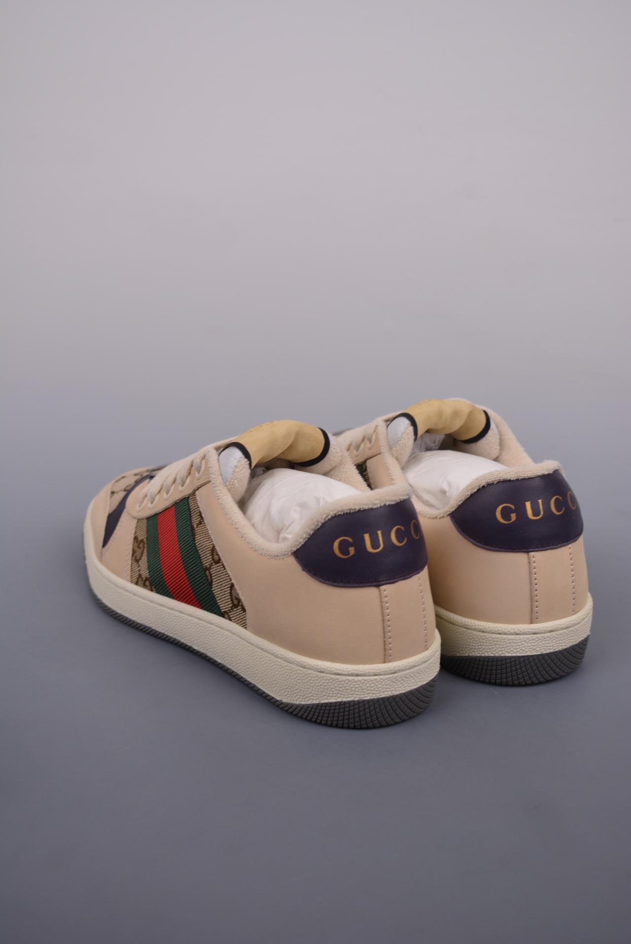 满天星, 板鞋, Gucci Distressed Screener sneaker, gucci - Gucci Distressed Screener sneaker古驰小脏鞋系列 官网同步 最新满天星礼盒全套包装
独家定制代购版 海外专供批次 
原厂订单 目前市面最强版本
高端零售海外实体专供 ‬混卖版 渠‮原道‬装
全身20几个细节点全部做到一致还原 吊打市面所有版本 
经典原型复古百搭做旧老爹板鞋
复古学院风 怀旧版 原版做旧  
右脚鞋侧嵌入NFC防伪芯片装置＋鞋盒标二唯码扫描 秒进官网  秒杀市面任何版本
原装意大利进口 里外全皮 
全套包装 全头层顶级软牛皮 广东代工出品 
原档原标原盒  随意对比任何版本YS
Size：35 36 37 38 39 40 41 42 43 44