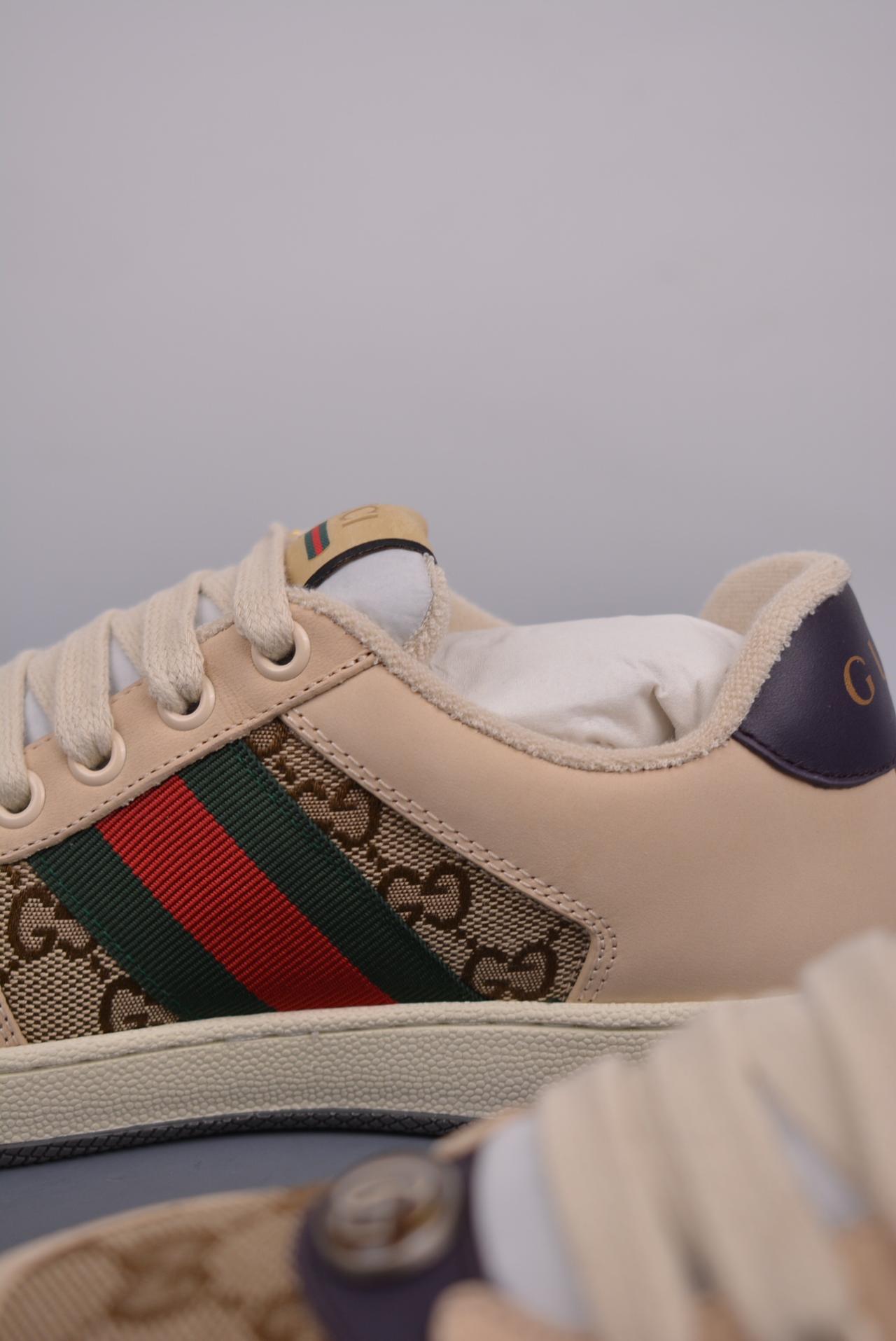 满天星, 板鞋, Gucci Distressed Screener sneaker, gucci - Gucci Distressed Screener sneaker古驰小脏鞋系列 官网同步 最新满天星礼盒全套包装
独家定制代购版 海外专供批次 
原厂订单 目前市面最强版本
高端零售海外实体专供 ‬混卖版 渠‮原道‬装
全身20几个细节点全部做到一致还原 吊打市面所有版本 
经典原型复古百搭做旧老爹板鞋
复古学院风 怀旧版 原版做旧  
右脚鞋侧嵌入NFC防伪芯片装置＋鞋盒标二唯码扫描 秒进官网  秒杀市面任何版本
原装意大利进口 里外全皮 
全套包装 全头层顶级软牛皮 广东代工出品 
原档原标原盒  随意对比任何版本YS
Size：35 36 37 38 39 40 41 42 43 44