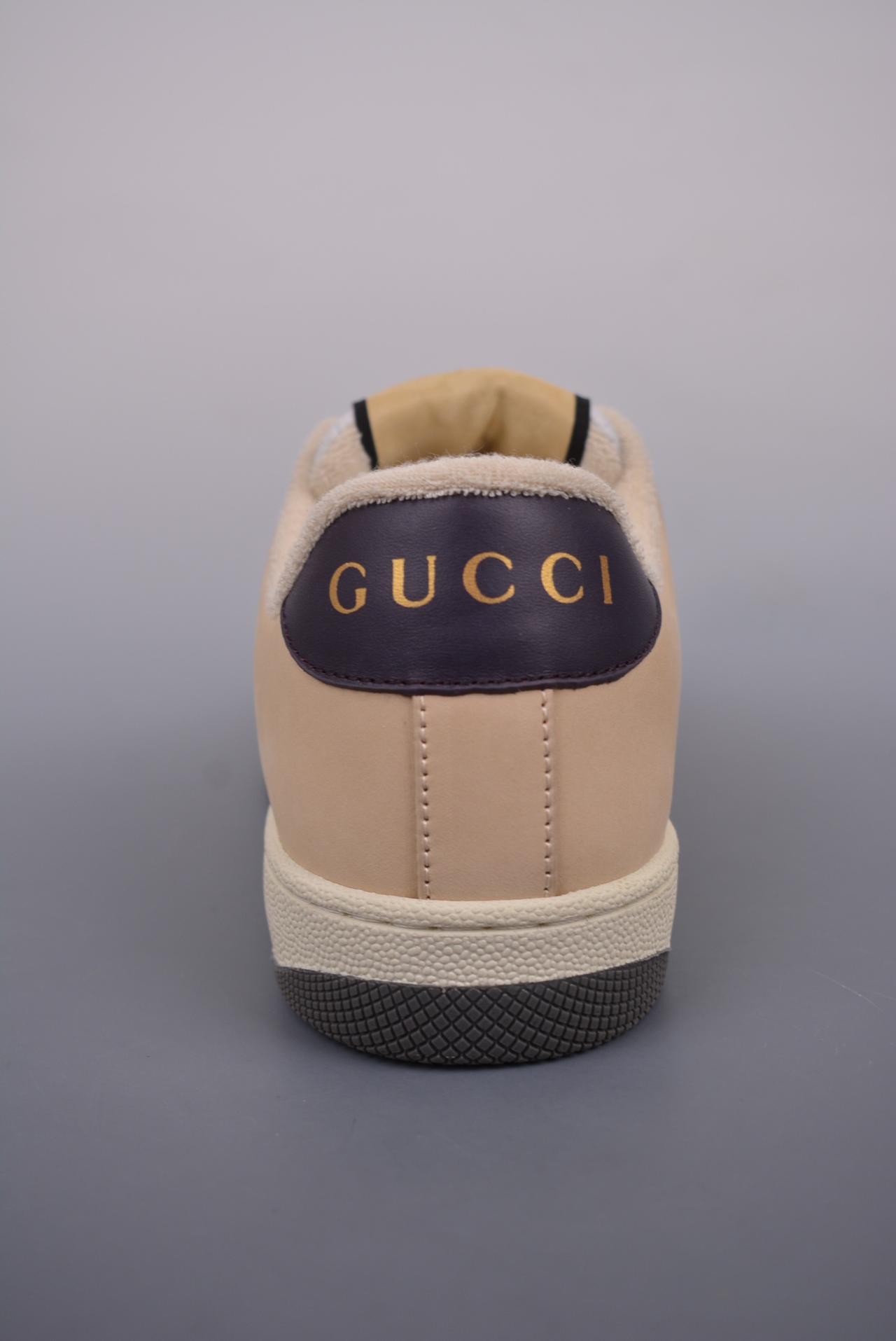 满天星, 板鞋, Gucci Distressed Screener sneaker, gucci - Gucci Distressed Screener sneaker古驰小脏鞋系列 官网同步 最新满天星礼盒全套包装
独家定制代购版 海外专供批次 
原厂订单 目前市面最强版本
高端零售海外实体专供 ‬混卖版 渠‮原道‬装
全身20几个细节点全部做到一致还原 吊打市面所有版本 
经典原型复古百搭做旧老爹板鞋
复古学院风 怀旧版 原版做旧  
右脚鞋侧嵌入NFC防伪芯片装置＋鞋盒标二唯码扫描 秒进官网  秒杀市面任何版本
原装意大利进口 里外全皮 
全套包装 全头层顶级软牛皮 广东代工出品 
原档原标原盒  随意对比任何版本YS
Size：35 36 37 38 39 40 41 42 43 44