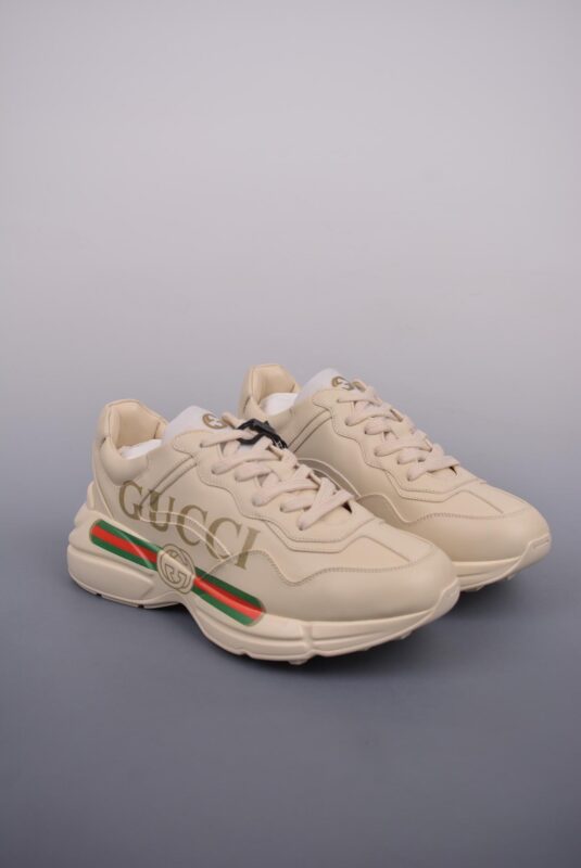 跑鞋, 老爹鞋, 慢跑鞋, Trainer Sneaker, gucci - Gucci Rhyton Vintage Trainer Sneaker 
古驰老爹5D皮革角状复古慢跑鞋 
星空礼盒版 纯原级别 市售最高版本 
全新海外专供批次 渠道原装订单  
全身20几个细节点全部做到一致还原 吊打市面所有版本 渠道原装订单
独家原装套装配件官方同源
全套专柜包装物及配件 
右脚鞋舌和外盒标嵌入核心防伪芯片装置
秒杀市面任何版本 意大利手工代工厂原楦 
原面小牛皮 内里小羊皮同源出厂定制真丝绸防尘鞋套袋 
原装雪梨形超软沙绒纸团 细节制造精品 
专柜一致双透明贴标 尺码+长度
说明书单独贴附在外盒标上
原装代工底厂数据复模，配比还原度98%
回弹MD中底，加耐磨TPR耐磨外底（抗磨缓震）YS
Size：35 36 37 38 39 40 41 42 43 44