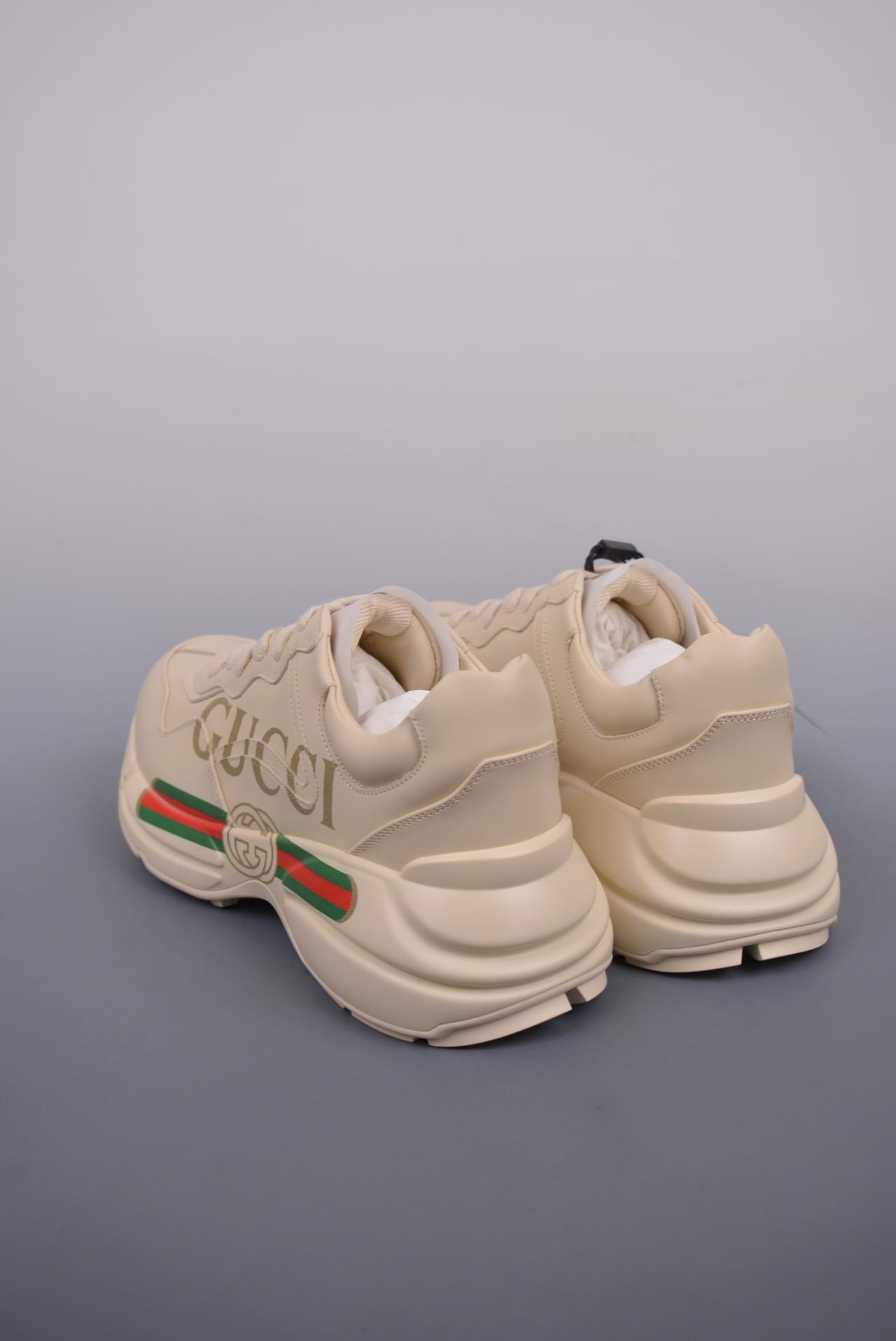 跑鞋, 老爹鞋, 慢跑鞋, Trainer Sneaker, gucci - Gucci Rhyton Vintage Trainer Sneaker 
古驰老爹5D皮革角状复古慢跑鞋 
星空礼盒版 纯原级别 市售最高版本 
全新海外专供批次 渠道原装订单  
全身20几个细节点全部做到一致还原 吊打市面所有版本 渠道原装订单
独家原装套装配件官方同源
全套专柜包装物及配件 
右脚鞋舌和外盒标嵌入核心防伪芯片装置
秒杀市面任何版本 意大利手工代工厂原楦 
原面小牛皮 内里小羊皮同源出厂定制真丝绸防尘鞋套袋 
原装雪梨形超软沙绒纸团 细节制造精品 
专柜一致双透明贴标 尺码+长度
说明书单独贴附在外盒标上
原装代工底厂数据复模，配比还原度98%
回弹MD中底，加耐磨TPR耐磨外底（抗磨缓震）YS
Size：35 36 37 38 39 40 41 42 43 44