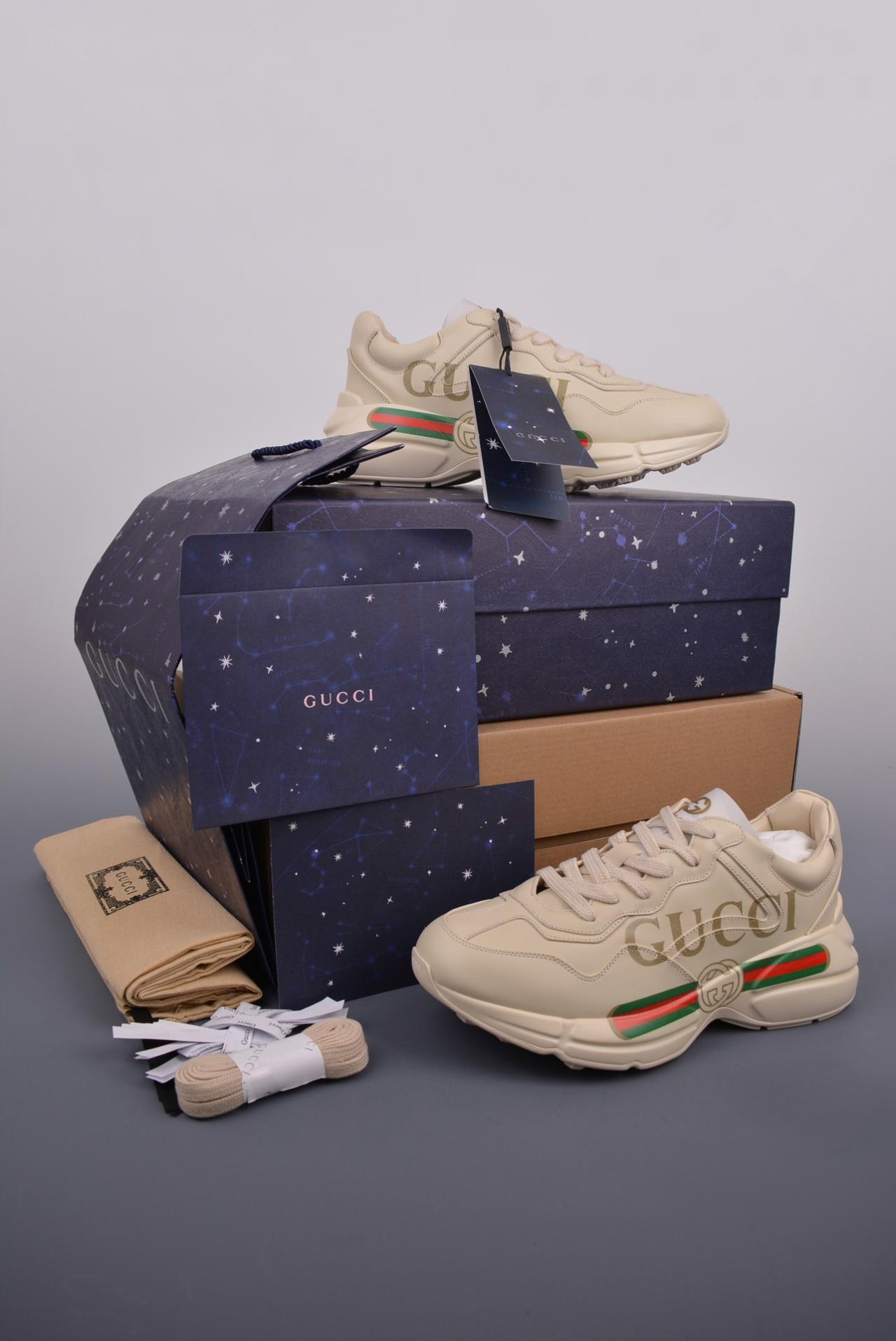 跑鞋, 老爹鞋, 慢跑鞋, Trainer Sneaker, gucci - Gucci Rhyton Vintage Trainer Sneaker 
古驰老爹5D皮革角状复古慢跑鞋 
星空礼盒版 纯原级别 市售最高版本 
全新海外专供批次 渠道原装订单  
全身20几个细节点全部做到一致还原 吊打市面所有版本 渠道原装订单
独家原装套装配件官方同源
全套专柜包装物及配件 
右脚鞋舌和外盒标嵌入核心防伪芯片装置
秒杀市面任何版本 意大利手工代工厂原楦 
原面小牛皮 内里小羊皮同源出厂定制真丝绸防尘鞋套袋 
原装雪梨形超软沙绒纸团 细节制造精品 
专柜一致双透明贴标 尺码+长度
说明书单独贴附在外盒标上
原装代工底厂数据复模，配比还原度98%
回弹MD中底，加耐磨TPR耐磨外底（抗磨缓震）YS
Size：35 36 37 38 39 40 41 42 43 44