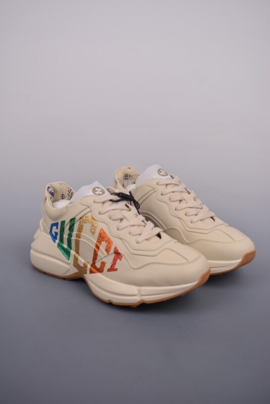 运动鞋, 跑鞋, 慢跑鞋, Trainer Sneaker, gucci - Gucci Rhyton Vintage Trainer Sneaker 
古驰老爹5D皮革角状复古慢跑鞋 
星空礼盒版 纯原级别 市售最高版本 
全新海外专供批次 渠道原装订单  
全身20几个细节点全部做到一致还原 吊打市面所有版本 渠道原装订单
独家原装套装配件官方同源
全套专柜包装物及配件 
右脚鞋舌和外盒标嵌入核心防伪芯片装置
秒杀市面任何版本 意大利手工代工厂原楦 
原面小牛皮 内里小羊皮同源出厂定制真丝绸防尘鞋套袋 
原装雪梨形超软沙绒纸团 细节制造精品 
专柜一致双透明贴标 尺码+长度
说明书单独贴附在外盒标上
原装代工底厂数据复模，配比还原度98%
回弹MD中底，加耐磨TPR耐磨外底（抗磨缓震）YS
Size：35 36 37 38 39