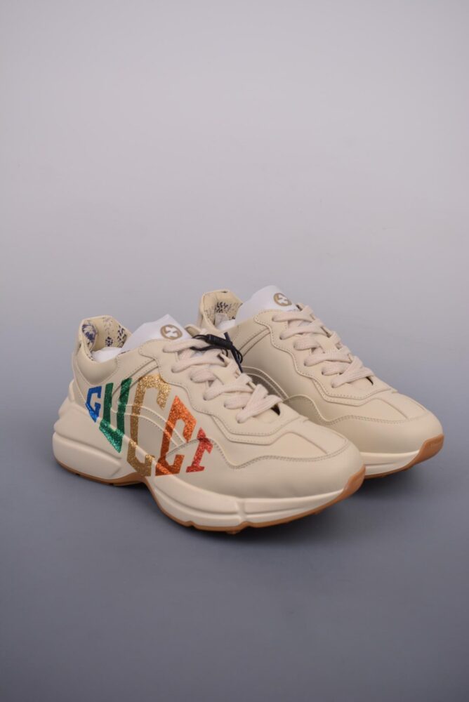 运动鞋, 跑鞋, 慢跑鞋, Trainer Sneaker, gucci - Gucci Rhyton Vintage Trainer Sneaker 
古驰老爹5D皮革角状复古慢跑鞋 
星空礼盒版 纯原级别 市售最高版本 
全新海外专供批次 渠道原装订单  
全身20几个细节点全部做到一致还原 吊打市面所有版本 渠道原装订单
独家原装套装配件官方同源
全套专柜包装物及配件 
右脚鞋舌和外盒标嵌入核心防伪芯片装置
秒杀市面任何版本 意大利手工代工厂原楦 
原面小牛皮 内里小羊皮同源出厂定制真丝绸防尘鞋套袋 
原装雪梨形超软沙绒纸团 细节制造精品 
专柜一致双透明贴标 尺码+长度
说明书单独贴附在外盒标上
原装代工底厂数据复模，配比还原度98%
回弹MD中底，加耐磨TPR耐磨外底（抗磨缓震）YS
Size：35 36 37 38 39