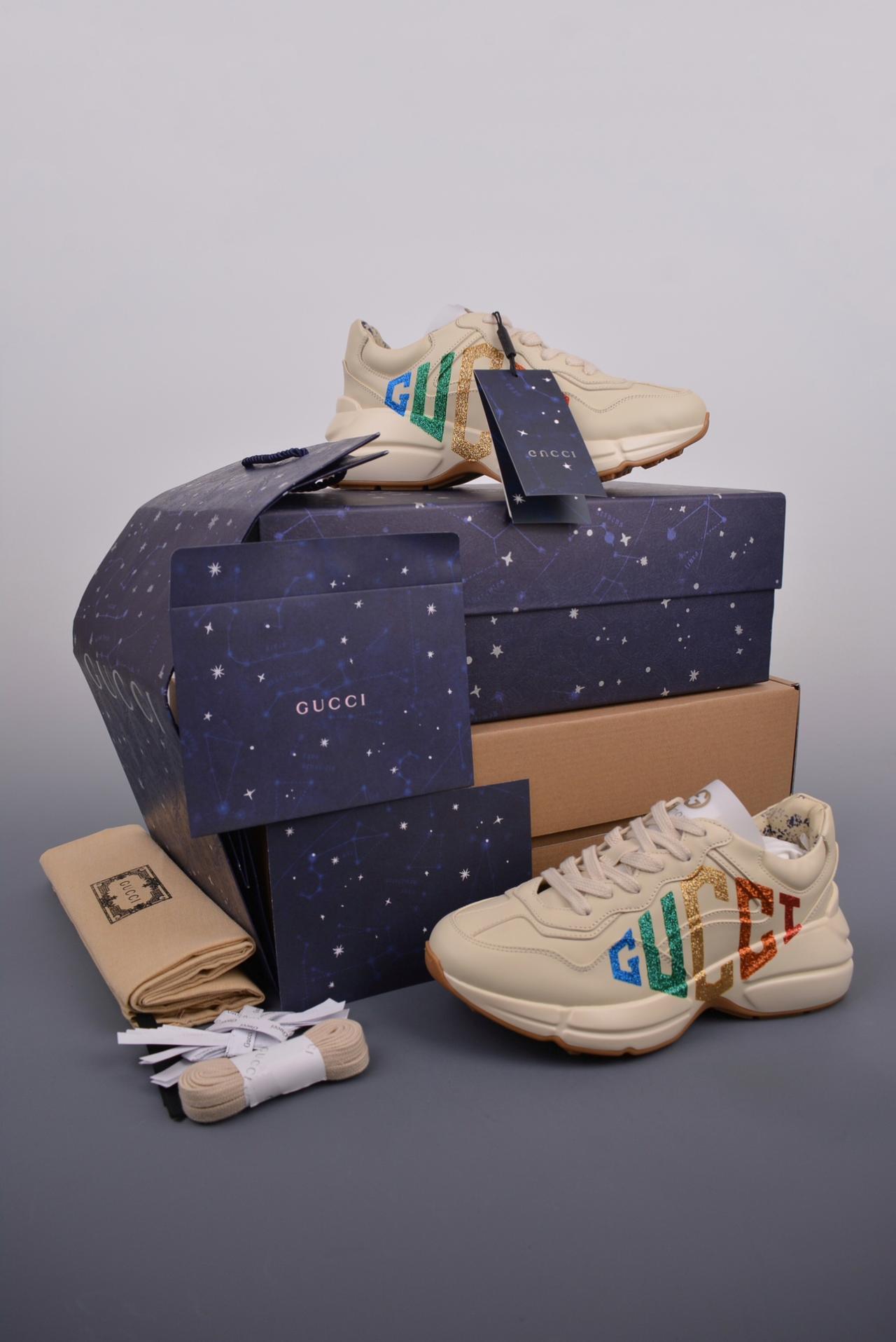 运动鞋, 跑鞋, 慢跑鞋, Trainer Sneaker, gucci - Gucci Rhyton Vintage Trainer Sneaker 
古驰老爹5D皮革角状复古慢跑鞋 
星空礼盒版 纯原级别 市售最高版本 
全新海外专供批次 渠道原装订单  
全身20几个细节点全部做到一致还原 吊打市面所有版本 渠道原装订单
独家原装套装配件官方同源
全套专柜包装物及配件 
右脚鞋舌和外盒标嵌入核心防伪芯片装置
秒杀市面任何版本 意大利手工代工厂原楦 
原面小牛皮 内里小羊皮同源出厂定制真丝绸防尘鞋套袋 
原装雪梨形超软沙绒纸团 细节制造精品 
专柜一致双透明贴标 尺码+长度
说明书单独贴附在外盒标上
原装代工底厂数据复模，配比还原度98%
回弹MD中底，加耐磨TPR耐磨外底（抗磨缓震）YS
Size：35 36 37 38 39