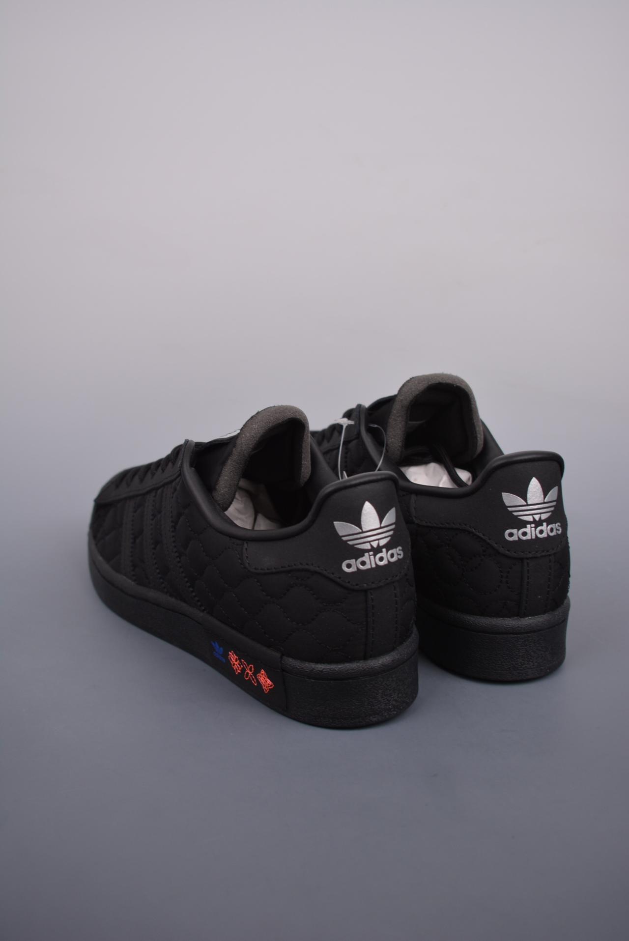 贝壳头, 板鞋, 小白板鞋, SUPERSTAR W, Originals SUPERSTAR W, adidas originals Superstar, adidas Originals - Adidas Originals SUPERSTAR W 
渠道正品订单 诠释市场最高工艺水平
贝壳头经典小白板鞋 专柜上架同步配色
全鞋进口头层皮料打造。区别市面普通真标版本，进出专柜无压力
官方货号: GX8826WX
Size：35 36 36.5 37.5 38 38.5 39 40 40.5 41 42 42.5 43 44