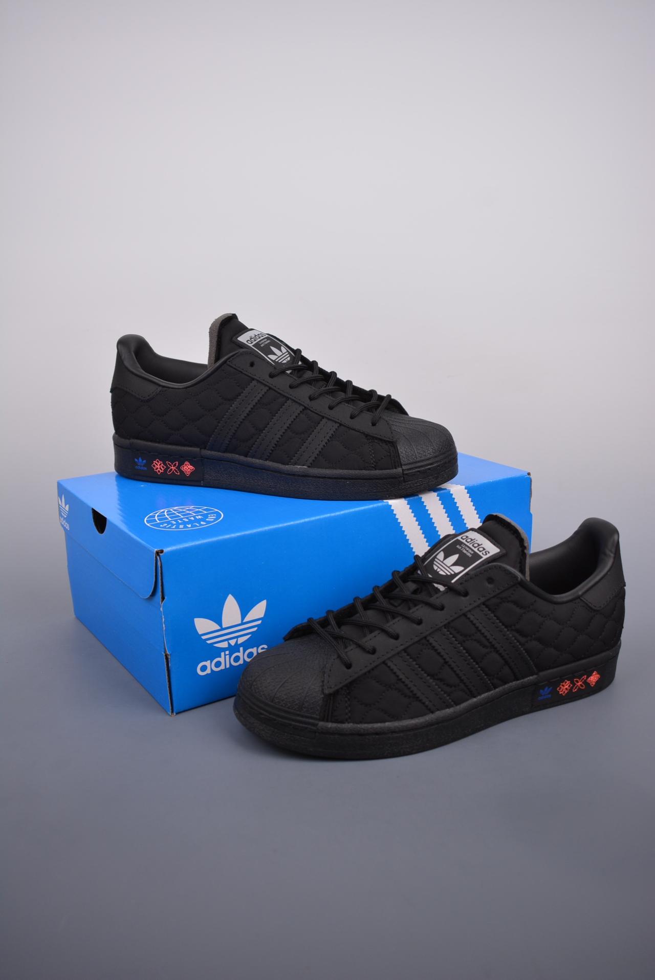 贝壳头, 板鞋, 小白板鞋, SUPERSTAR W, Originals SUPERSTAR W, adidas originals Superstar, adidas Originals - Adidas Originals SUPERSTAR W 
渠道正品订单 诠释市场最高工艺水平
贝壳头经典小白板鞋 专柜上架同步配色
全鞋进口头层皮料打造。区别市面普通真标版本，进出专柜无压力
官方货号: GX8826WX
Size：35 36 36.5 37.5 38 38.5 39 40 40.5 41 42 42.5 43 44