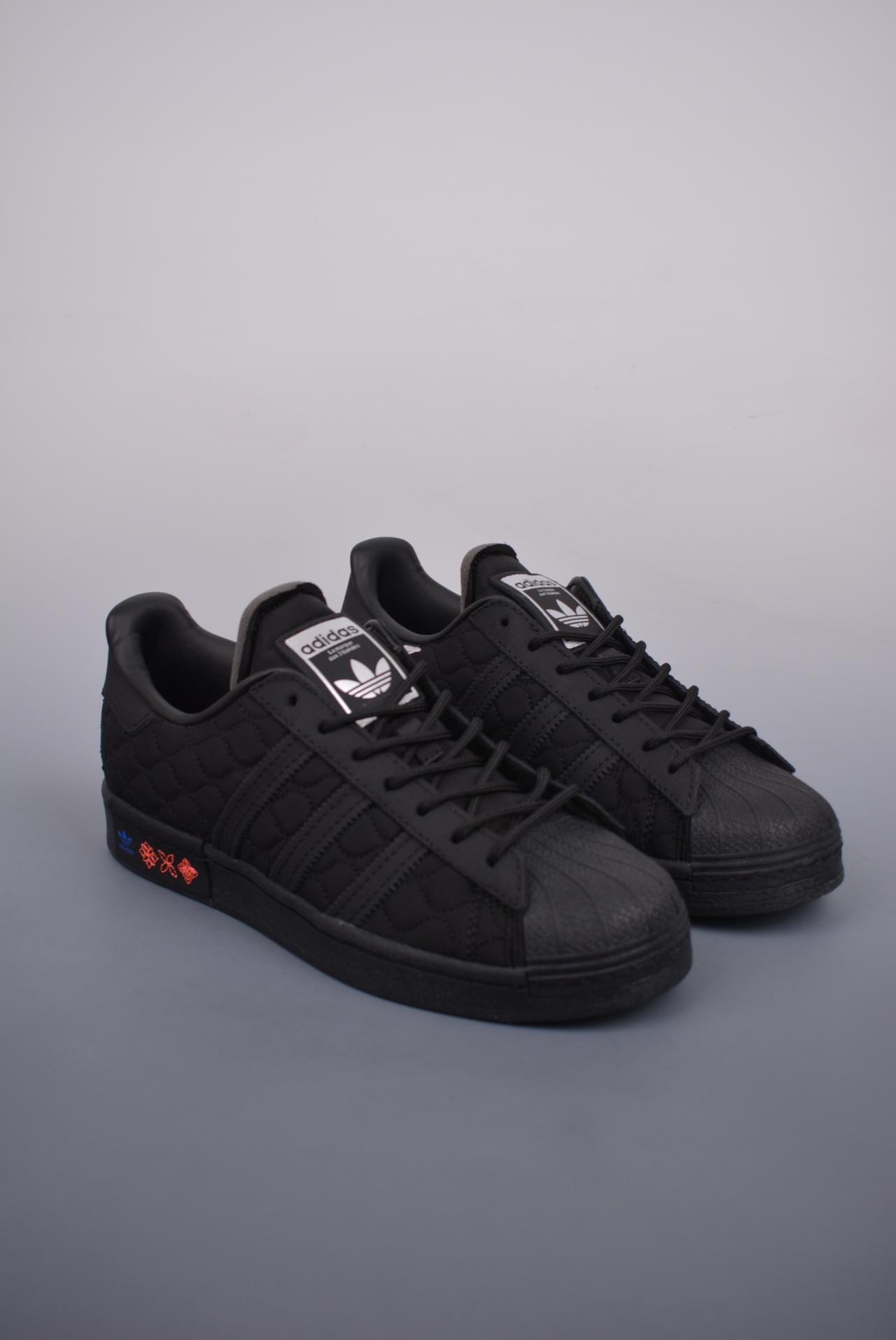 贝壳头, 板鞋, 小白板鞋, SUPERSTAR W, Originals SUPERSTAR W, adidas originals Superstar, adidas Originals - Adidas Originals SUPERSTAR W 
渠道正品订单 诠释市场最高工艺水平
贝壳头经典小白板鞋 专柜上架同步配色
全鞋进口头层皮料打造。区别市面普通真标版本，进出专柜无压力
官方货号: GX8826WX
Size：35 36 36.5 37.5 38 38.5 39 40 40.5 41 42 42.5 43 44