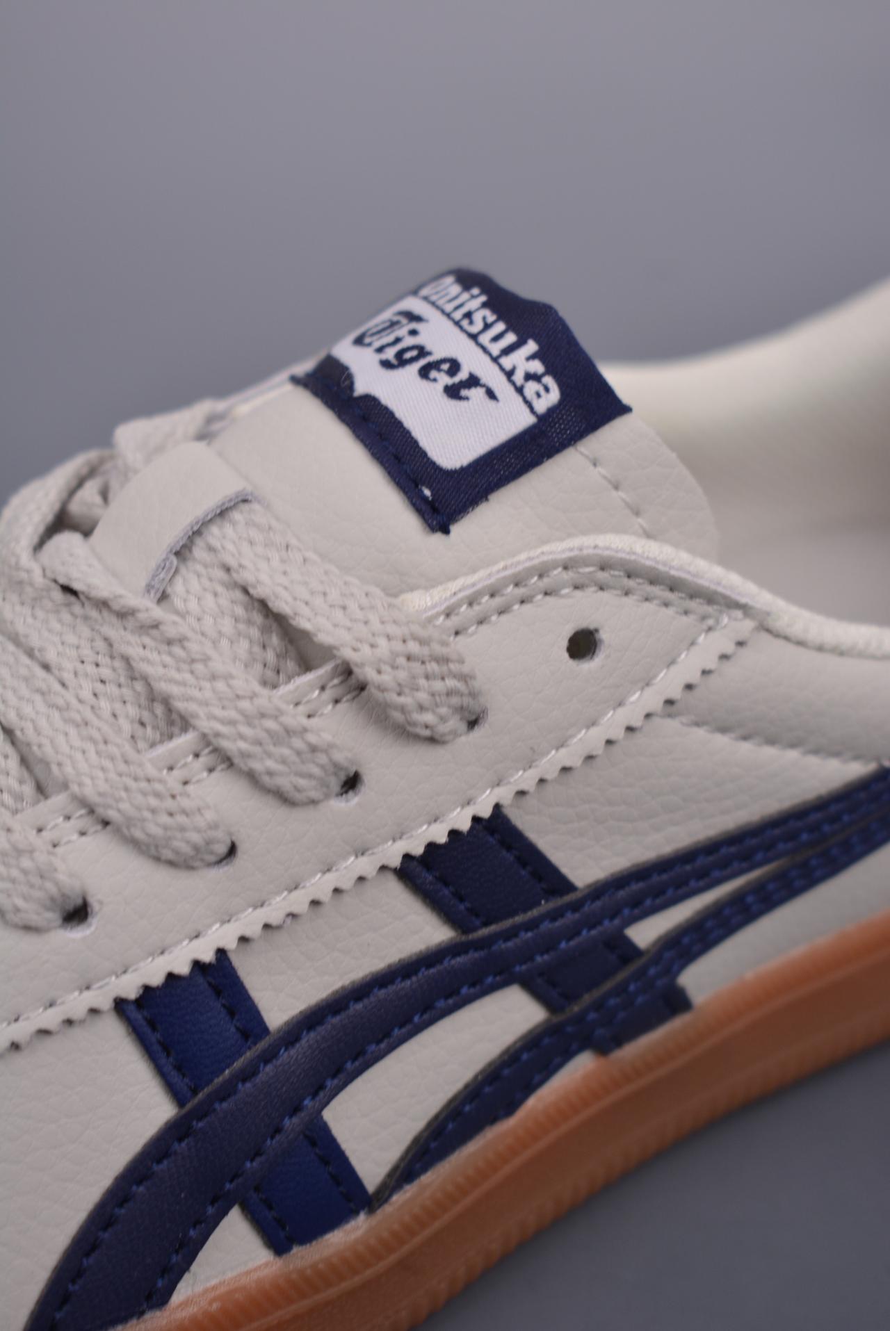 跑鞋 - 亚瑟士 Onitsuka Tiger Tokuten
复古低帮休闲跑鞋 实拍首发
TOKUTEN的灵感来源于80年代的室内用鞋
T-TOE前足补强设计 室内鞋的橡胶大底元素
复古经典 是TIGER拥趸追捧款
鞋跟 鞋舌处印有鬼塚虎特有的品牌logo标志
提升品牌的认知度 柔软内里材质 穿着更加舒适
改良后的鞋底设计 更具防滑性
官方货号: 1183B938 020SL
尺码: 36-44