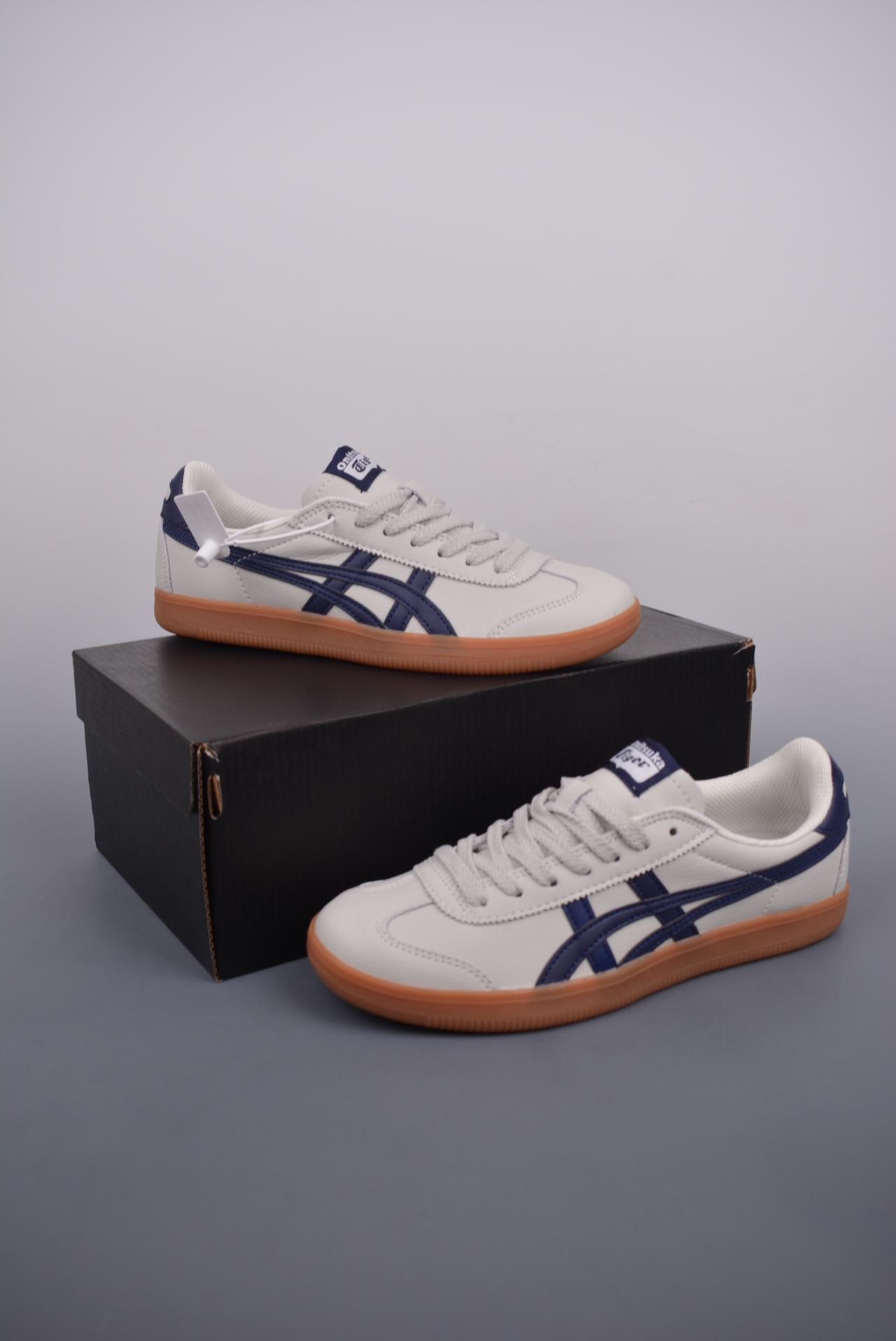 跑鞋 - 亚瑟士 Onitsuka Tiger Tokuten
复古低帮休闲跑鞋 实拍首发
TOKUTEN的灵感来源于80年代的室内用鞋
T-TOE前足补强设计 室内鞋的橡胶大底元素
复古经典 是TIGER拥趸追捧款
鞋跟 鞋舌处印有鬼塚虎特有的品牌logo标志
提升品牌的认知度 柔软内里材质 穿着更加舒适
改良后的鞋底设计 更具防滑性
官方货号: 1183B938 020SL
尺码: 36-44