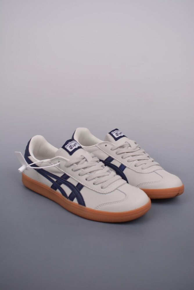 跑鞋 - 亚瑟士 Onitsuka Tiger Tokuten
复古低帮休闲跑鞋 实拍首发
TOKUTEN的灵感来源于80年代的室内用鞋
T-TOE前足补强设计 室内鞋的橡胶大底元素
复古经典 是TIGER拥趸追捧款
鞋跟 鞋舌处印有鬼塚虎特有的品牌logo标志
提升品牌的认知度 柔软内里材质 穿着更加舒适
改良后的鞋底设计 更具防滑性
官方货号: 1183B938 020SL
尺码: 36-44