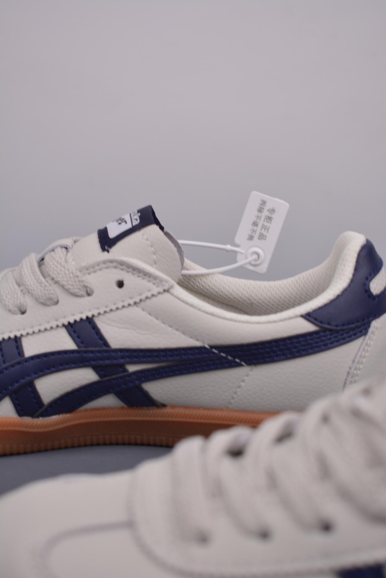 跑鞋 - 亚瑟士 Onitsuka Tiger Tokuten
复古低帮休闲跑鞋 实拍首发
TOKUTEN的灵感来源于80年代的室内用鞋
T-TOE前足补强设计 室内鞋的橡胶大底元素
复古经典 是TIGER拥趸追捧款
鞋跟 鞋舌处印有鬼塚虎特有的品牌logo标志
提升品牌的认知度 柔软内里材质 穿着更加舒适
改良后的鞋底设计 更具防滑性
官方货号: 1183B938 020SL
尺码: 36-44