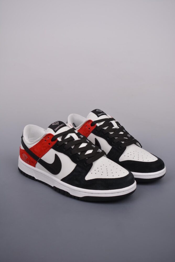 休闲鞋, SB Dunk Low, Nike SB Dunk Low, Nike, Dunk Low, Dunk - Nike SB Dunk Low 黑红钻石 品牌：Nike；系列：SB Dunk Low；鞋子类型：休闲鞋；鞋帮高度：低帮；颜色：黑红钻石；货号：FC1688 124J。