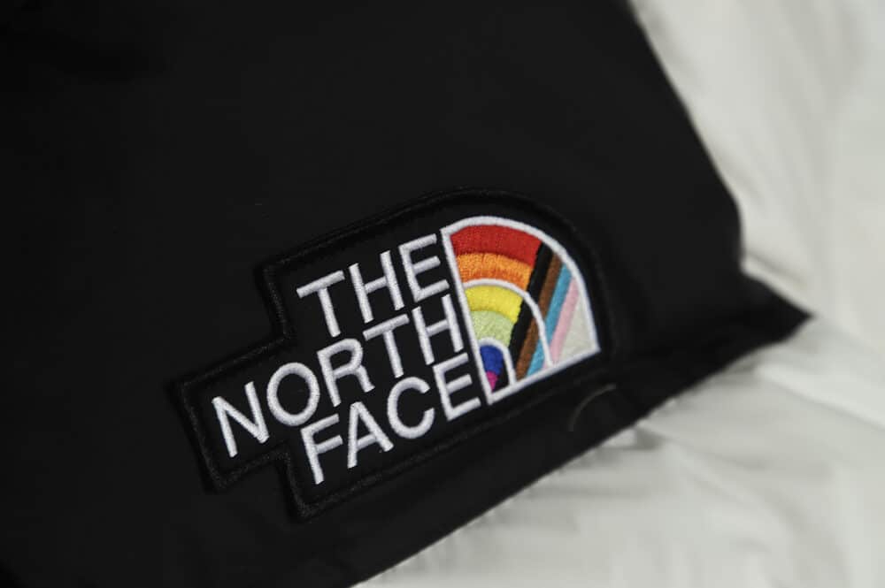 The North Face 22 秋冬 1996 复古 Nuptse Pride 夹克 700 Puff 彩虹标志刺绣立领拉链羽绒服