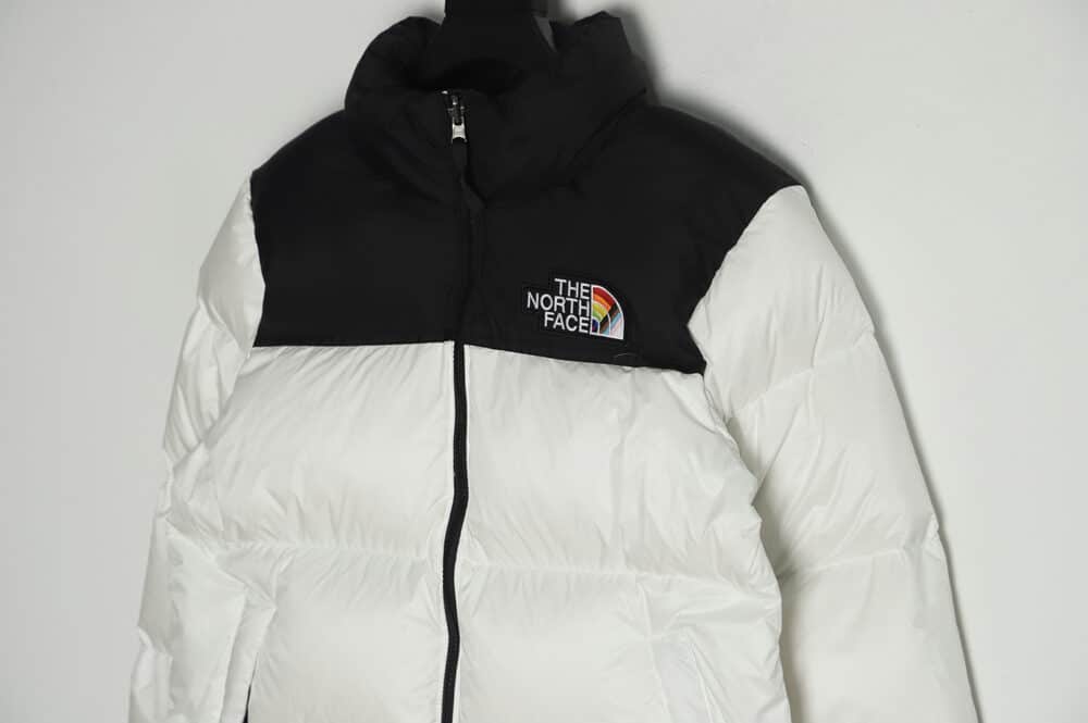 The North Face 22 秋冬 1996 复古 Nuptse Pride 夹克 700 Puff 彩虹标志刺绣立领拉链羽绒服