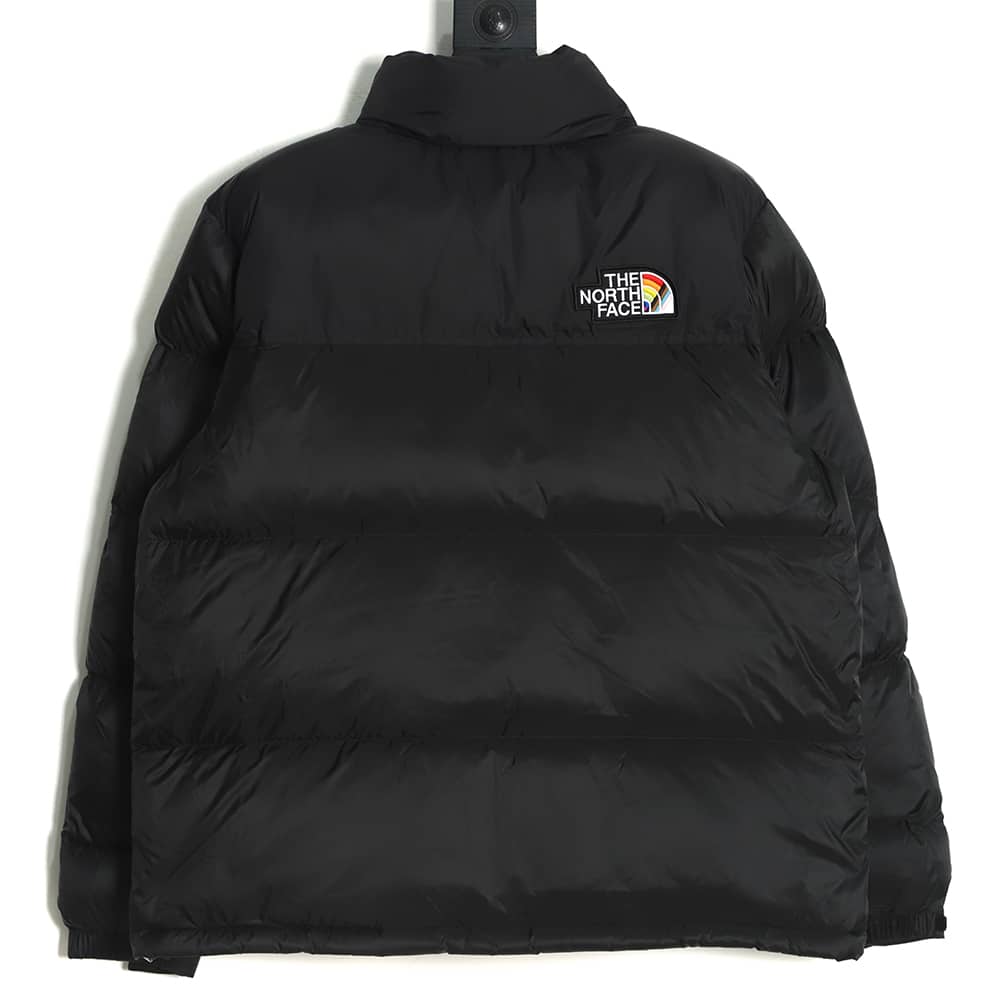 The North Face FW22 1996 复古 Nuptse Pride 夹克 700 Puff 彩虹标志刺绣立领拉链羽绒服 TSK1