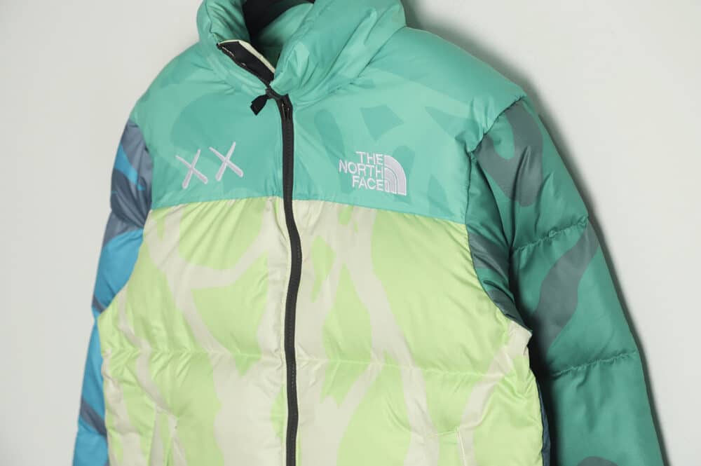 The North Face KAWS 联名 1996 美版羽绒服 TSK3