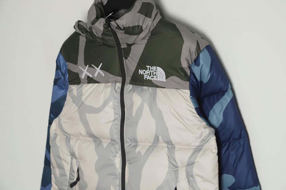 The North Face KAWS 联名 1996 美版羽绒服 TSK2