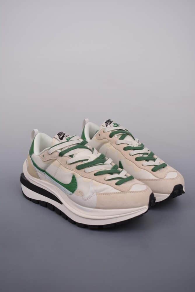 - Sacai x NIKE VAPORWAFFLE 联名解构走秀款