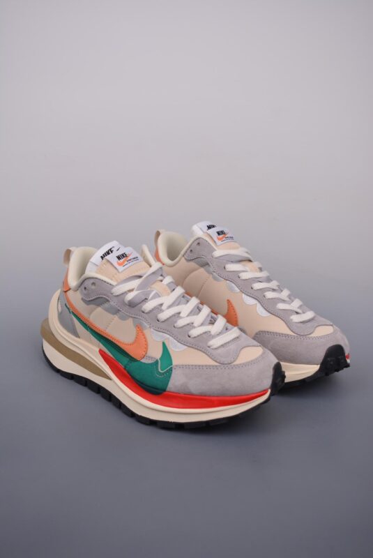 运动鞋, 解构, Sacai x Nike VaporWaffle, Sacai X NIKE, Sacai, Nike VaporWaffle, Nike - Sacai x NIKE VAPORWAFFLE 联名解构走秀款 高帮运动鞋 颜色：未提及 货号：DD1875 107J