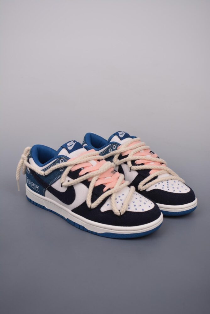 解构, SB Dunk Low, Nike SB Dunk Low, Nike, Dunk Low, Dunk - Nike SB Dunk Low 黑曜石刺子绣 牛仔高街风 鞋帮高度：高帮 颜色：黑曜石刺子绣 货号：DV0834 101OD