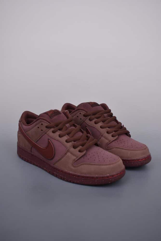 解构, SB Dunk Low, Nike SB Dunk Low, Nike, Dunk Low, Dunk - Nike SB Dunk Low 酒红棕 鞋子类型 电绣工艺
官方货号：FN0619 600J