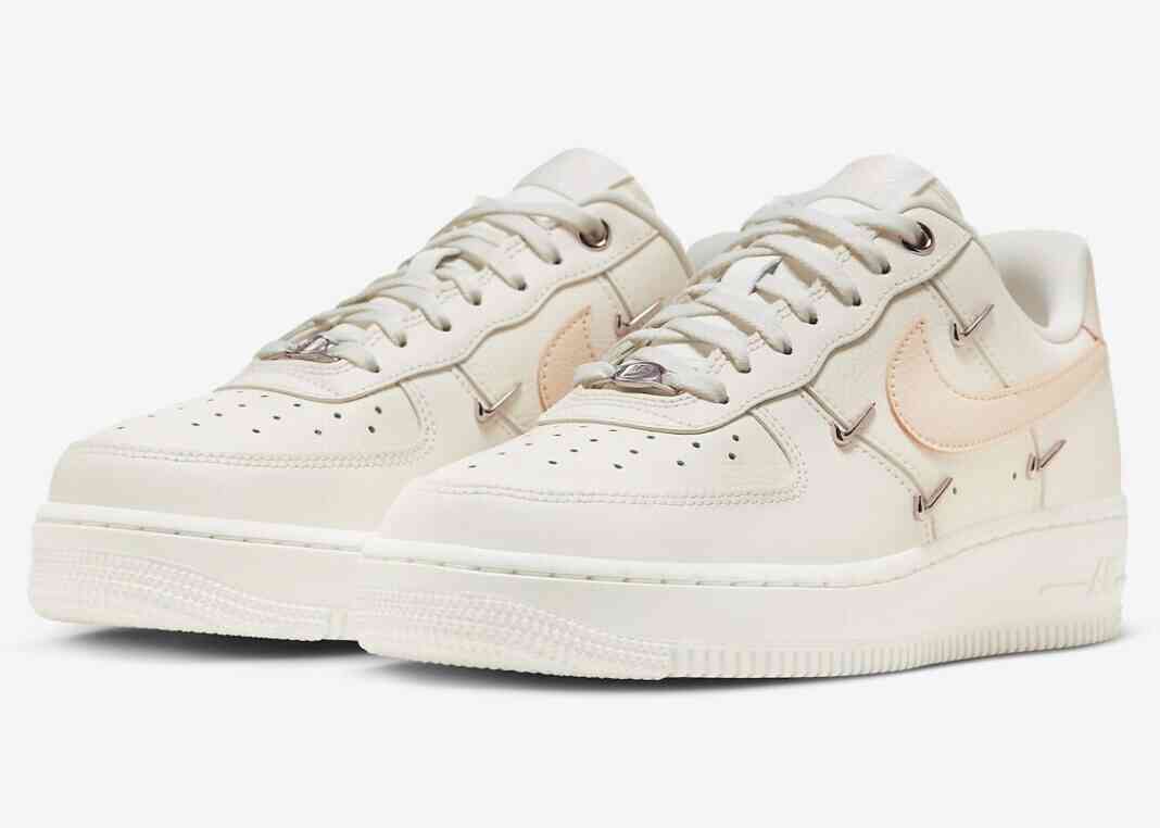 运动鞋, Nike Air Force 1 Low, Nike Air Force 1, Nike, Air Force 1 - 带金属Swoosh图案的Nike Air Force 1低帮 "Sail/Melon Tint"鞋款