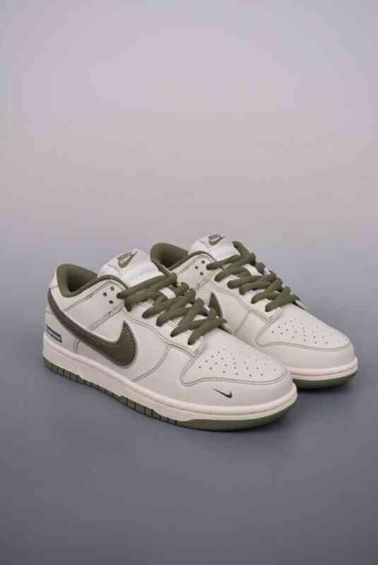 Supreme, SB Dunk Low, Nike SB Dunk Low, Nike, Dunk Low, Dunk - Nike SB Dunk Low Supreme联名鞋 黑白货号：RM2308 232J